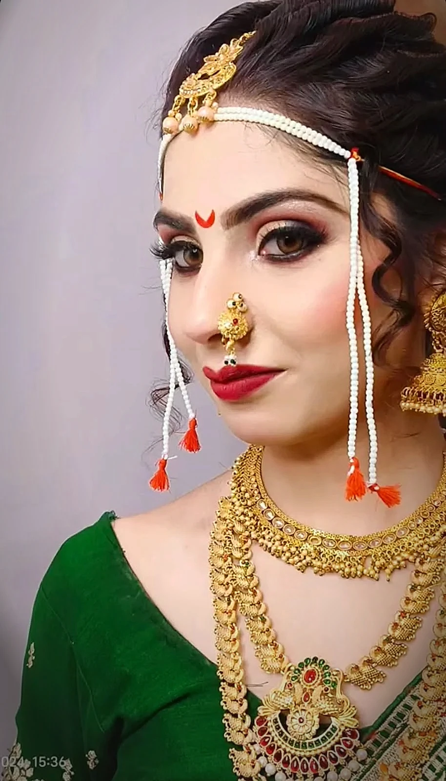 Traditional Maharashtrian bride with pearl mundavalya, gold nath, and chandrakor bindi